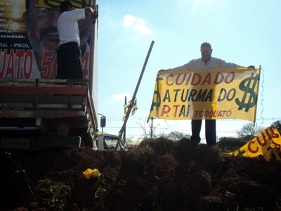 Protesto solitário: Jorge Torquato (PSOL) protesta contra o PT, contra o Lula, contra o PSDB, contra Domingos Sávio, contra Vladimir Azevedo, contra, contra, contra... torquato 1